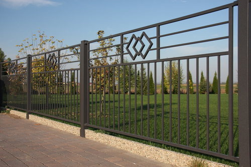 Metalowe ogrodzenie z motywem dekoracyjnym - jaki wzór będzie odpowiedni dla Ciebie?
